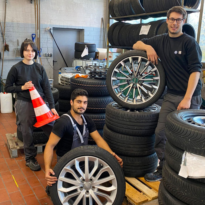 Autohaus Lacher Stellenangebote Verkehrsgünstig gelegen im Zentrum der Oberpfalz, zwischen Schwandorf, Cham, Neunburg und Regenstauf. Nittenau und Neunburg